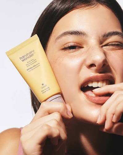 واقي شمس هاروهارو المرطب بالأرز الأسود SPF50+